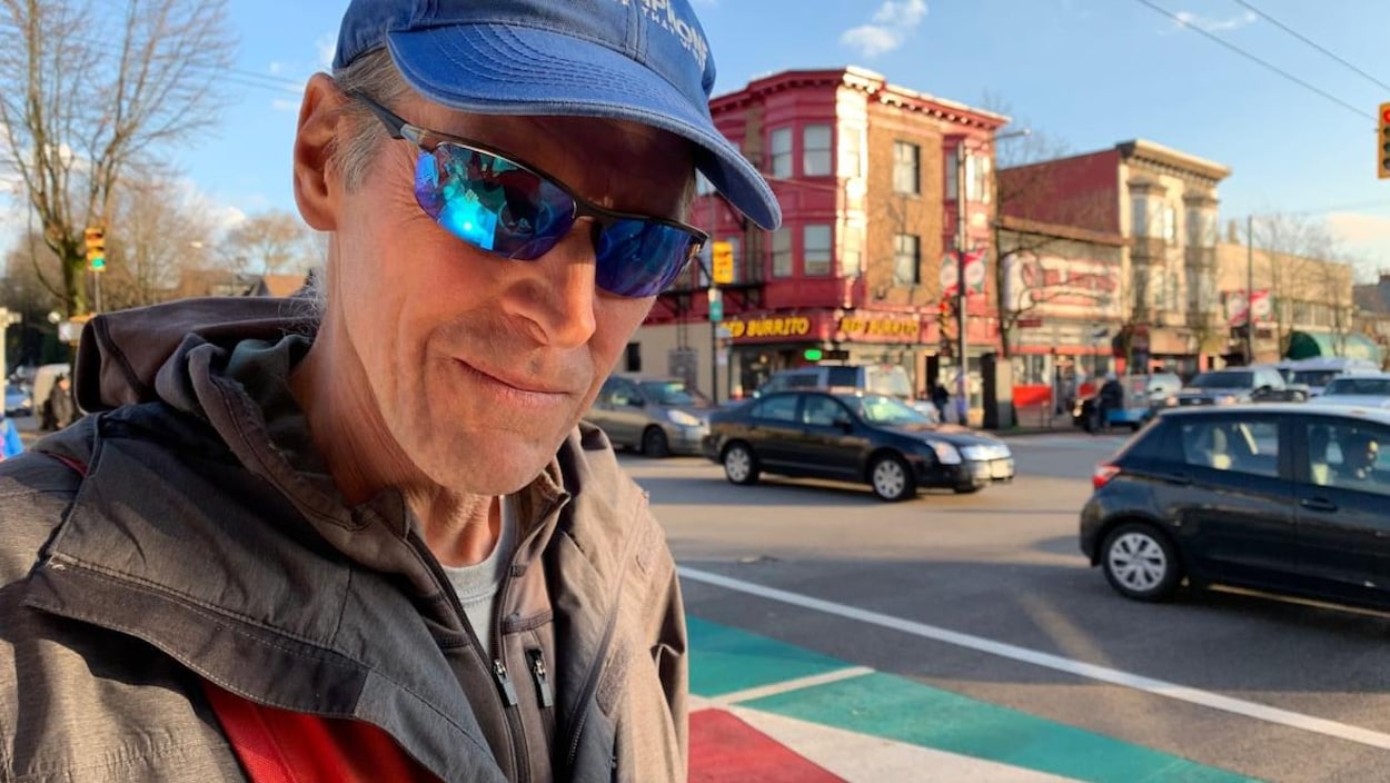 Un homme au coeur du quartier latin sur Commercial Drive à Vancouver.