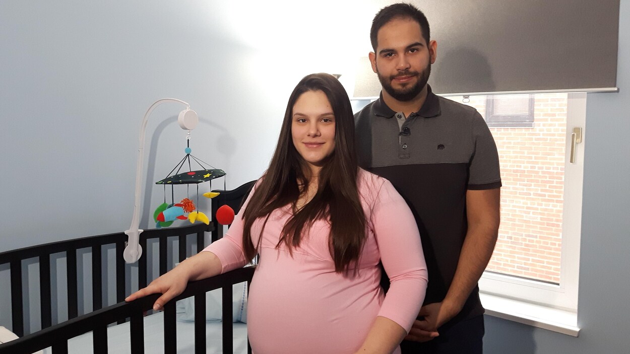 Daniela Garrido et Erick Hurtado à côté de la couchette de leur futur bébé