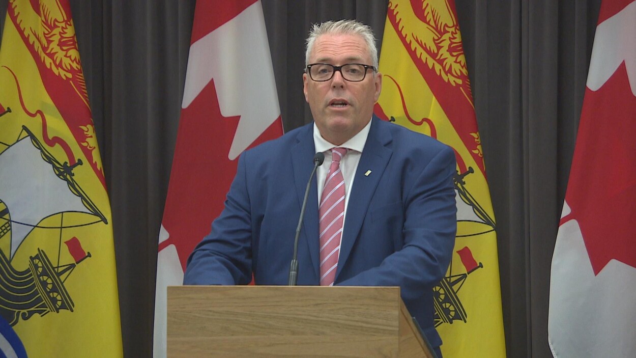 Ernie Steeves, le ministre des Finances du Nouveau-Brunswick, en conférence de presse.