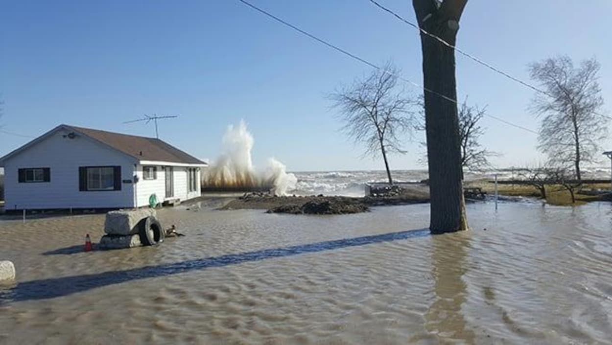 Une maison au bord d'un lac est submergée par l'eau.