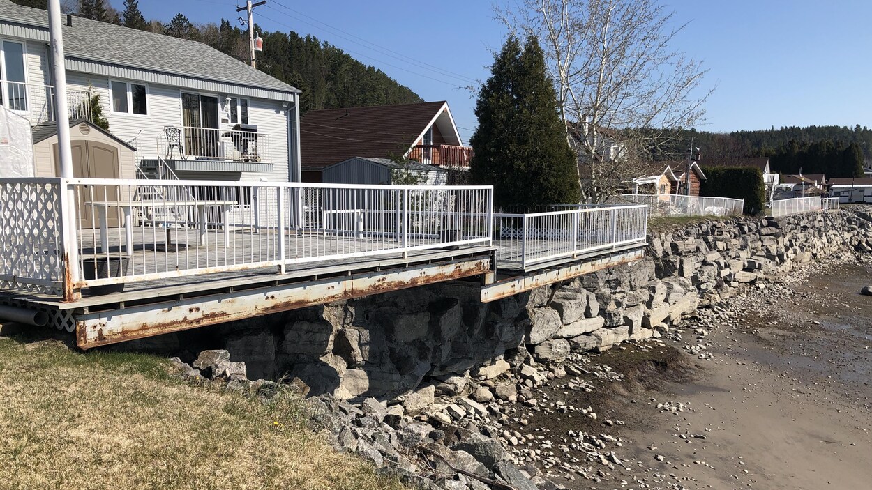 Des terrains gravement érodés en bordure du Saguenay.
