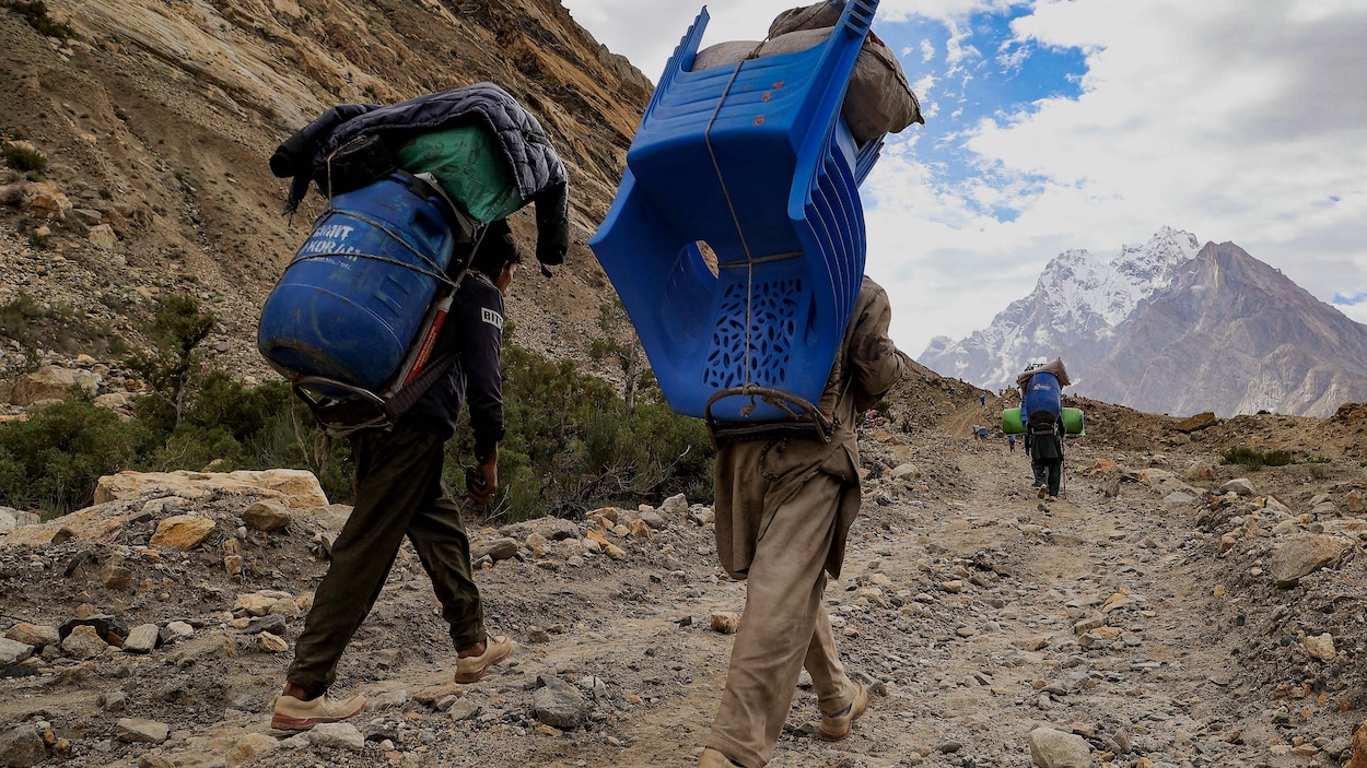 El lento dolor del porteo en la montaña K2 divide a los escaladores