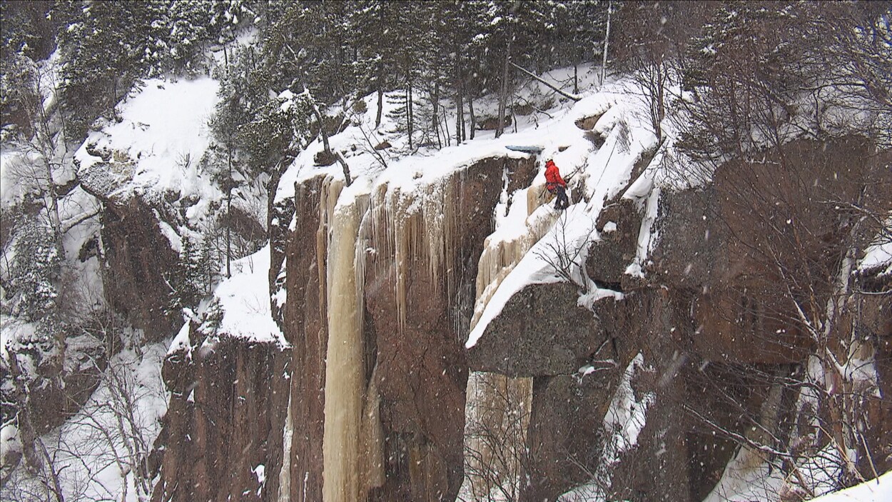L'escalade de glace est un sport de défi au grand air. L'escalade de glace est un sport de défi au grand air.