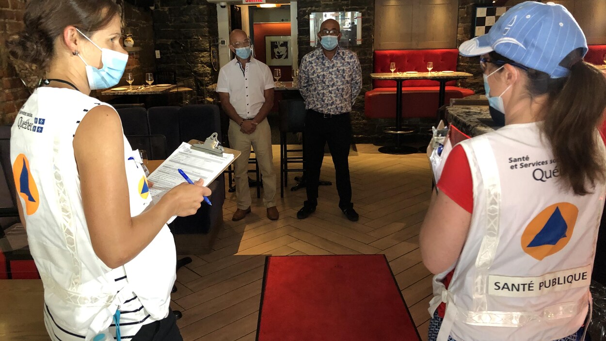 Une escouade visite un restaurant de Québec.
