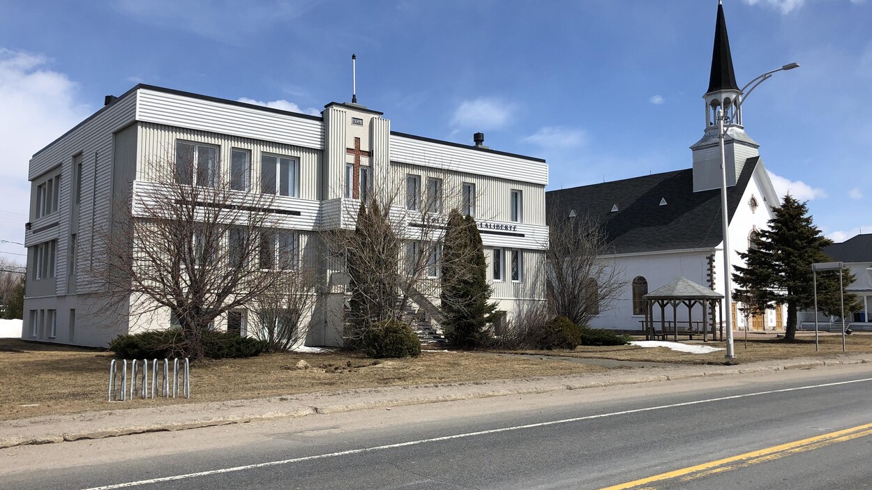 L'édifice municipal et l'église de Péribonka.