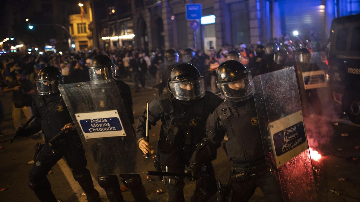 La police a dispersé samedi soir plusieurs milliers de militants après une marche pacifique de 350 000 manifestants.