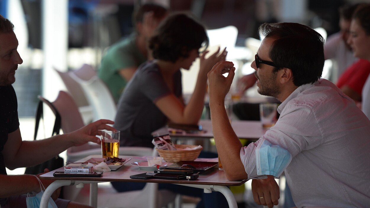 Un homme assis à une table d'un restaurant.