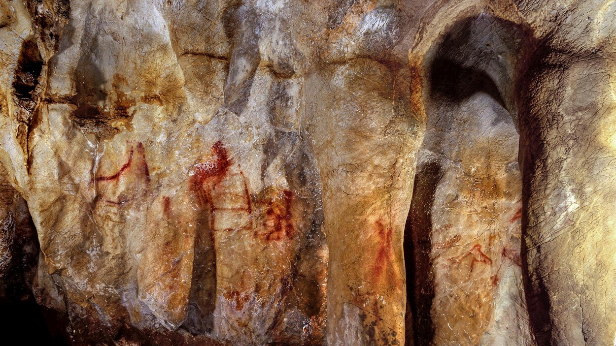 Peintures rupestres néandertaliennes dans une caverne à La Pasiega en Espagne. Peintures rupestres néandertaliennes dans une caverne à La Pasiega en Espagne.