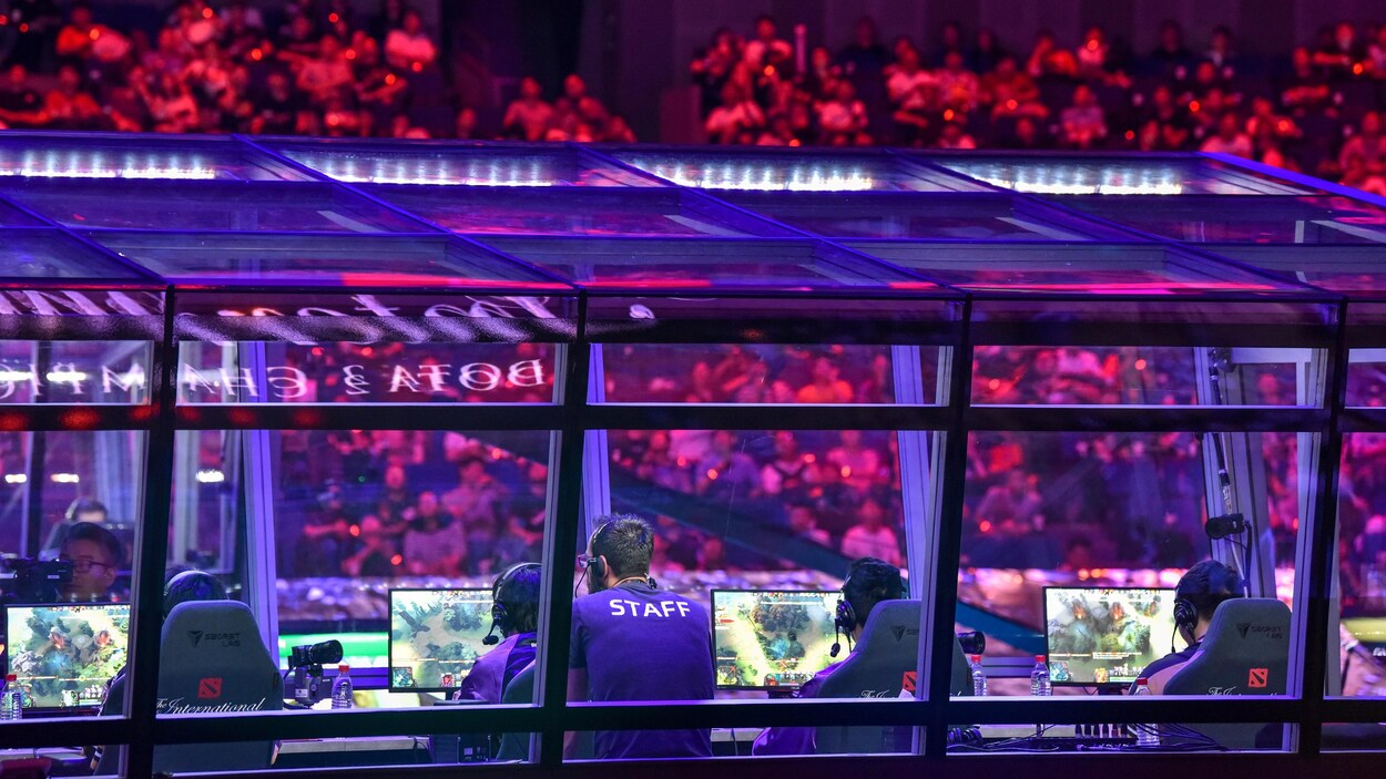 Des athlètes électroniques en compétition au tournoi The International de Dota 2.