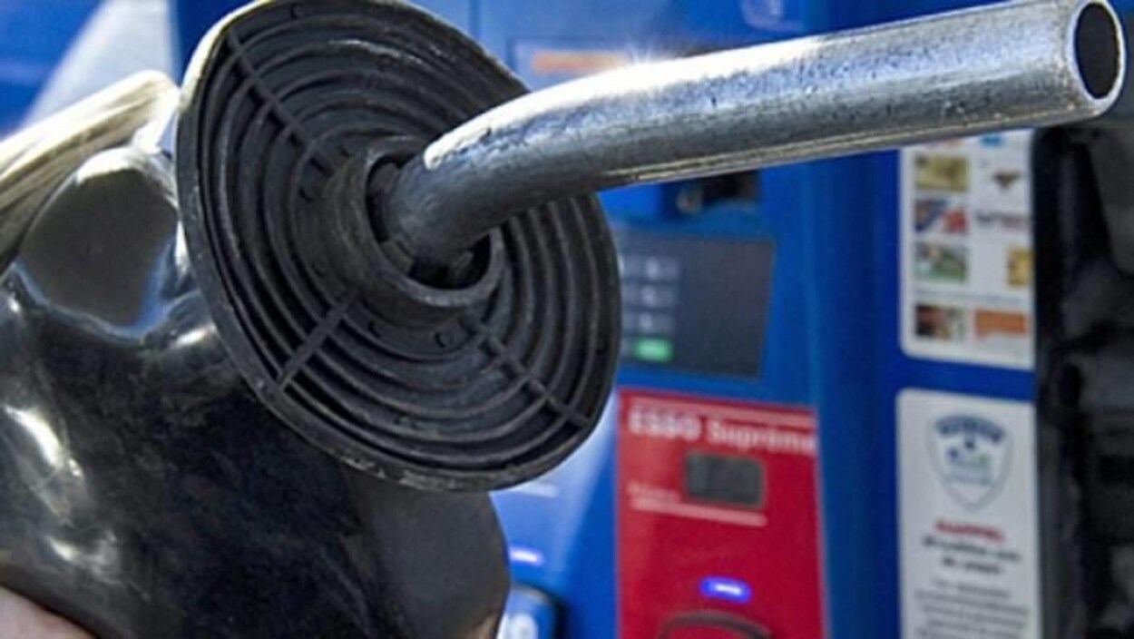 Gros plan sur une pompe de station d'essence