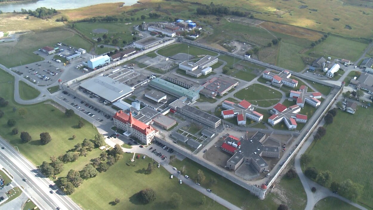 Image de l'intérieur des murs de la prison vu du ciel.