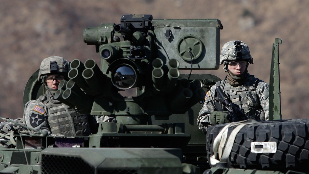 Deux soldats américains à bord d'un tank lors d'un exercice militaire. Deux soldats américains à bord d'un tank lors d'un exercice militaire.