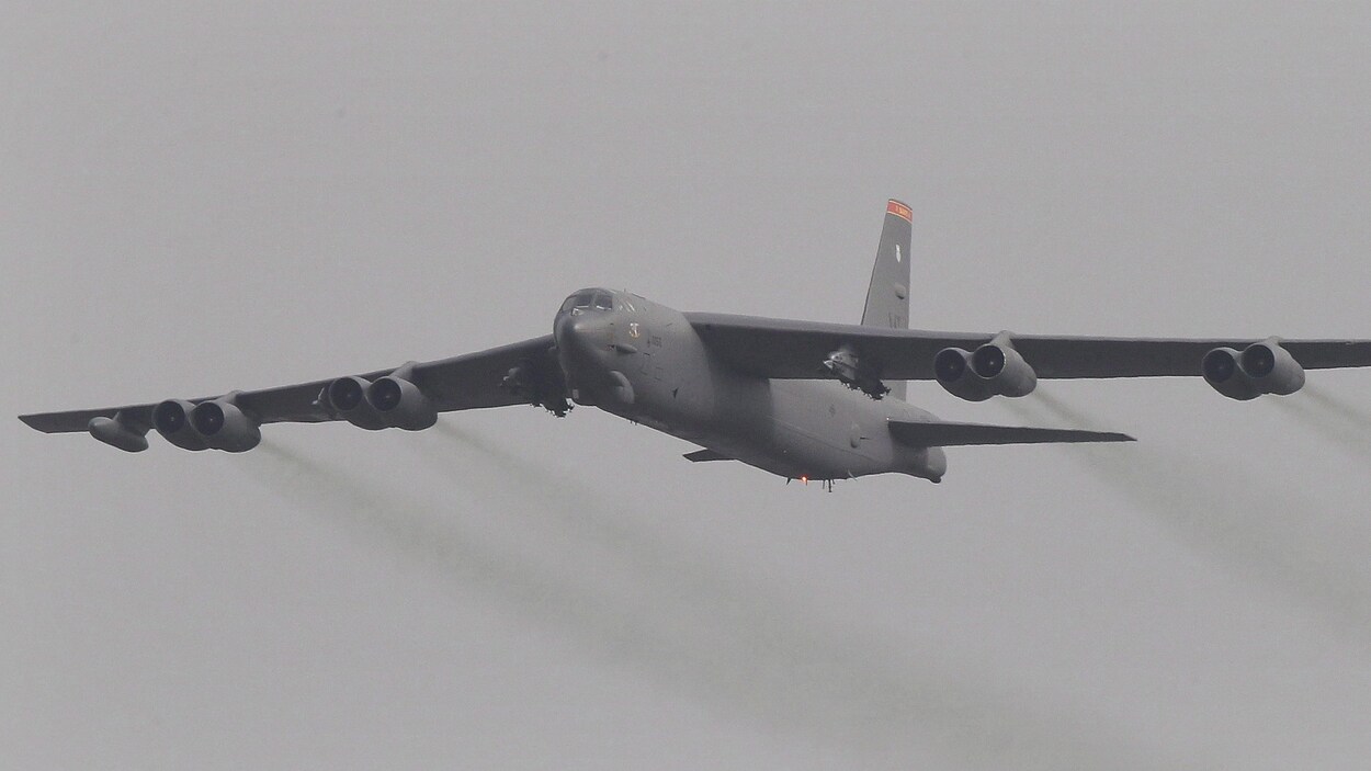 Un bombardier B-52 américain en vol.