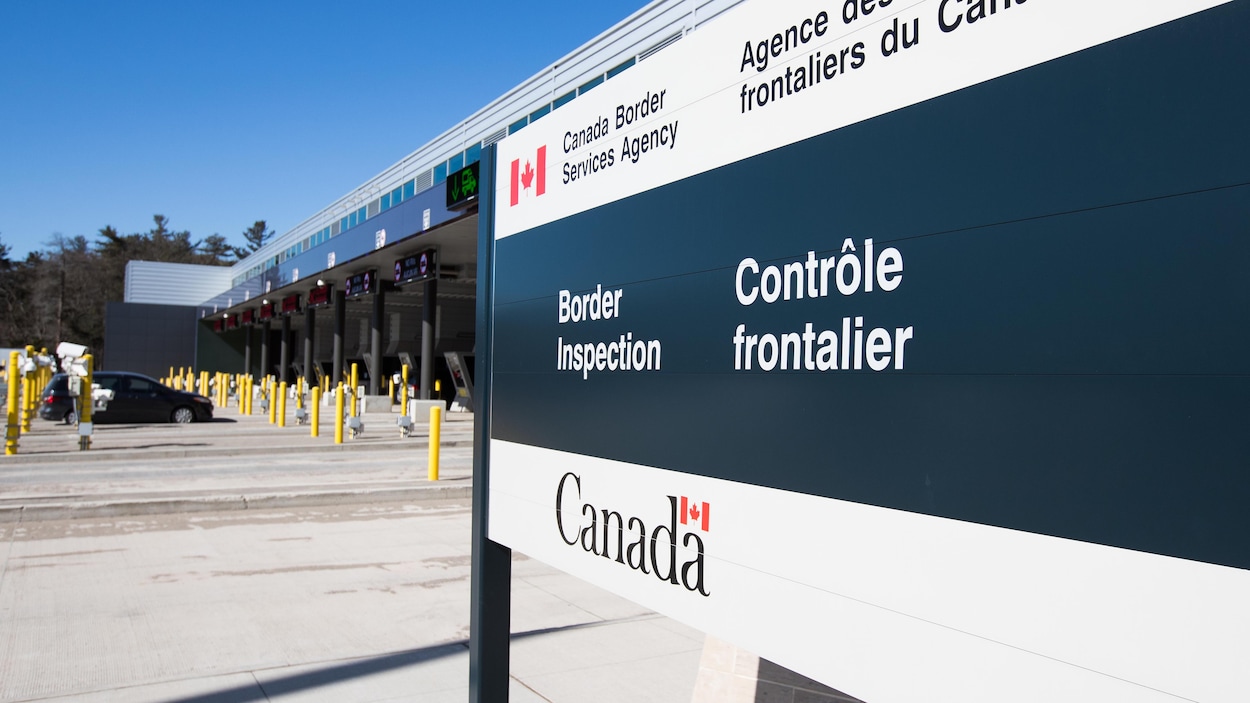 Une affiche annonçant l'arrivée au contrôle frontalier du Canada à la frontière entre le pays et les États-Unis.