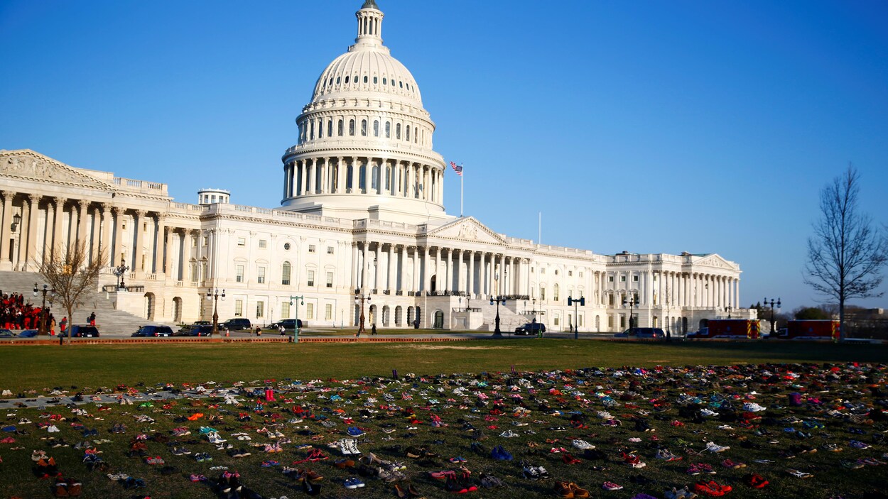 Des paires de souliers devant le Capitole, à Washington. Des paires de souliers devant le Capitole, à Washington.