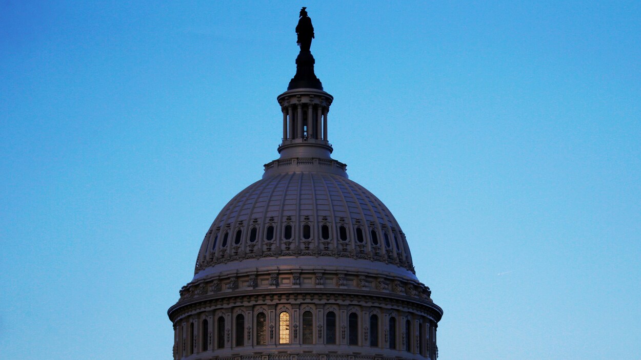 Le Capitole de Washington est photographié à contre-jour. Le Capitole de Washington est photographié à contre-jour.