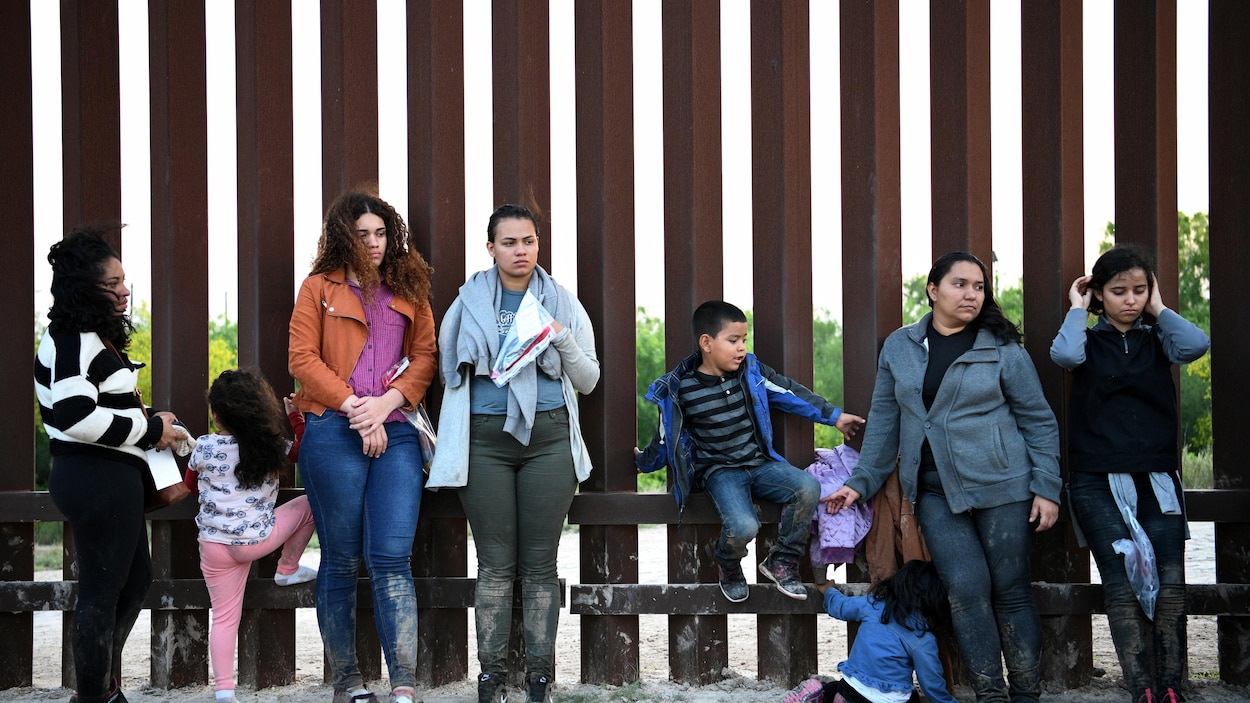 Des migrants d'Amérique centrale se rendent aux autorités frontalières américaines après être entrés de façon irrégulière aux États-Unis.