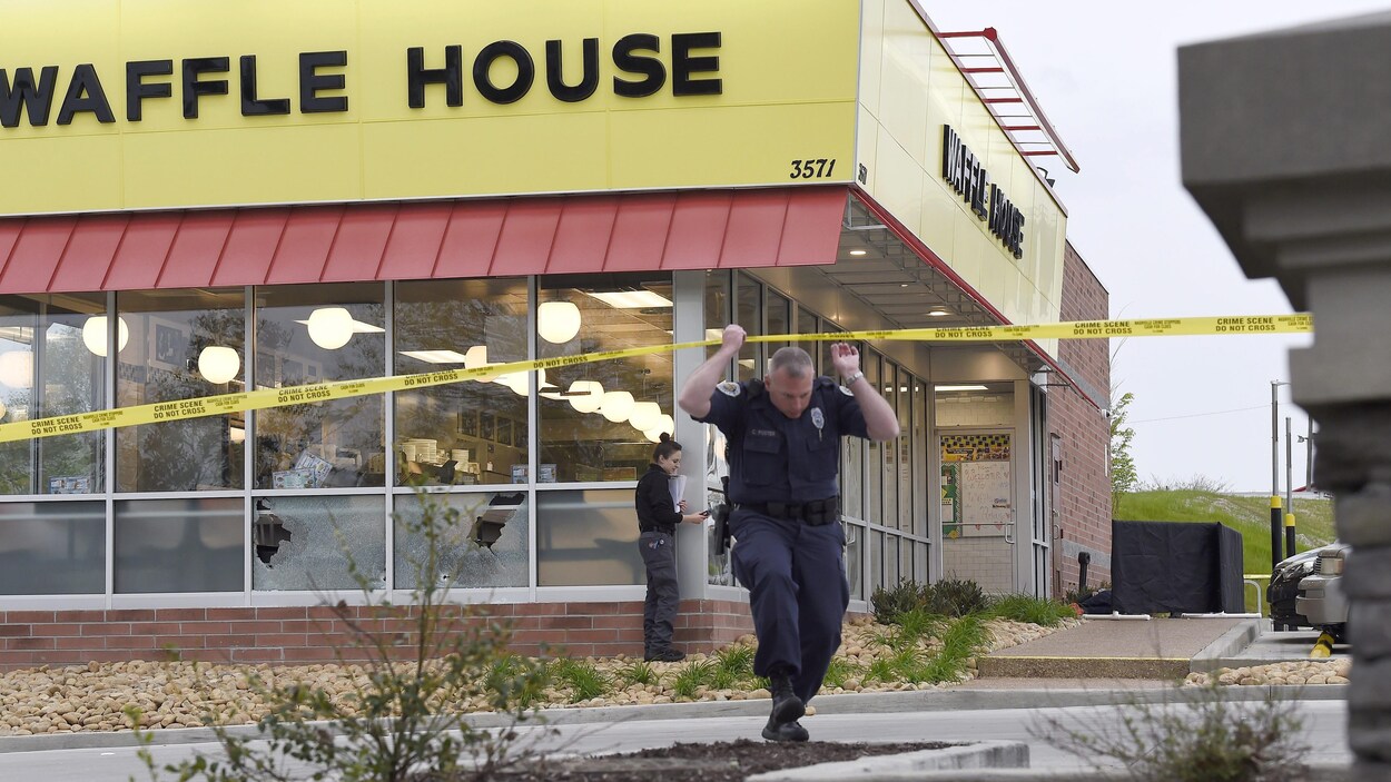 Des policiers sur les lieux d'une fusillade dans un restaurant de la chaîne Waffle House. Des policiers sur les lieux d'une fusillade dans un restaurant de la chaîne Waffle House.