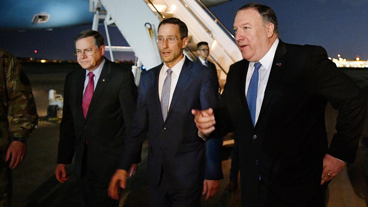 Arrivée du secrétaire d'État américain Mike Pompeo à Bagdad, en Irak. Il est en compagnie du secrétaire d'État par intérim aux Affaires du Proche-Orient, David Satterfield, et du chargé d'affaires, à l'ambassade américaine à Bagdad, Joey Hood.