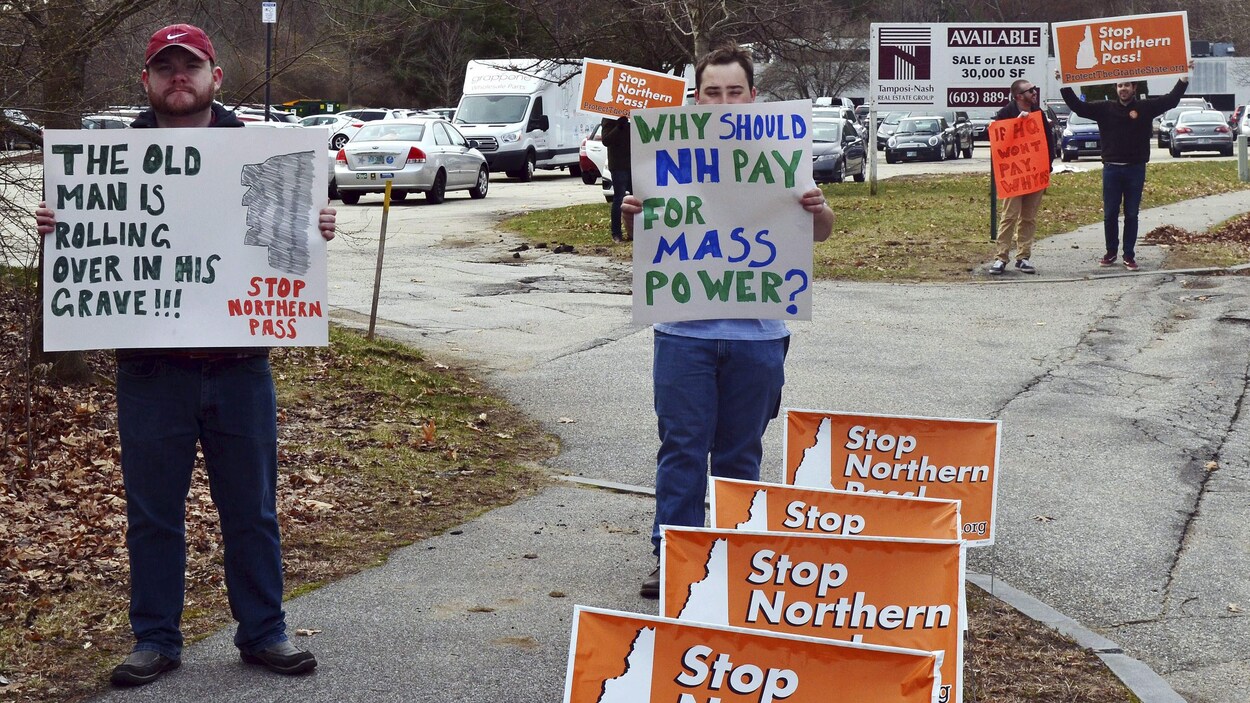 Plusieurs personnes ont manifesté leur opposition au projet Northern Pass.