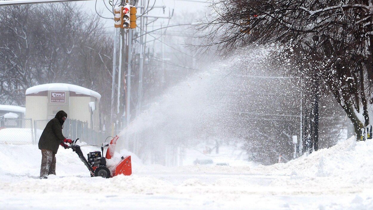 Un homme déneige en pleine tempête à Érié, en Pennsylvanie. Un homme déneige en pleine tempête à Érié, en Pennsylvanie.