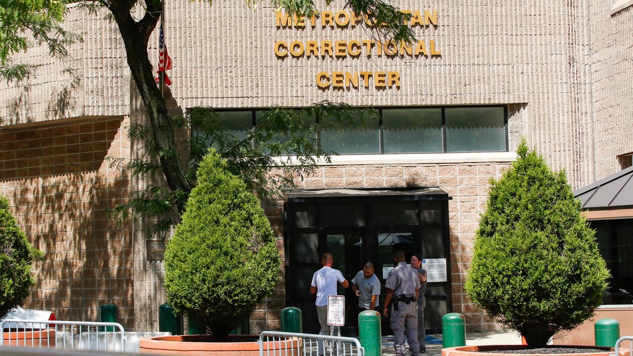 Des employés devant l'entrée du Metropolitan Correctional Center.
