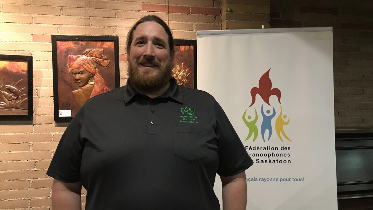 Étienne Gravel pose devant une enseigne de la Fédération des francophones de Saskatoon au Relais, juste après son élection en septembre 2018. Étienne Gravel pose devant une enseigne de la Fédération des francophones de Saskatoon au Relais, juste après son élection en septembre 2018.