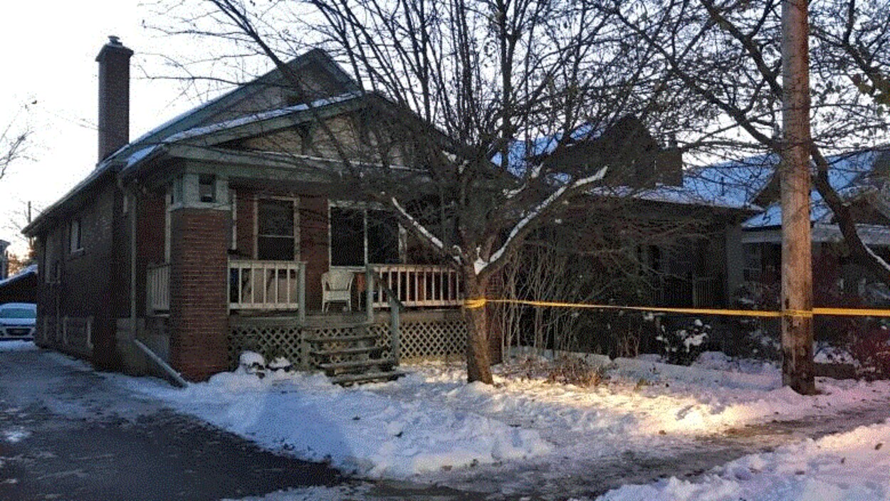 La maison unifamiliale ravagée par l'incendie.
