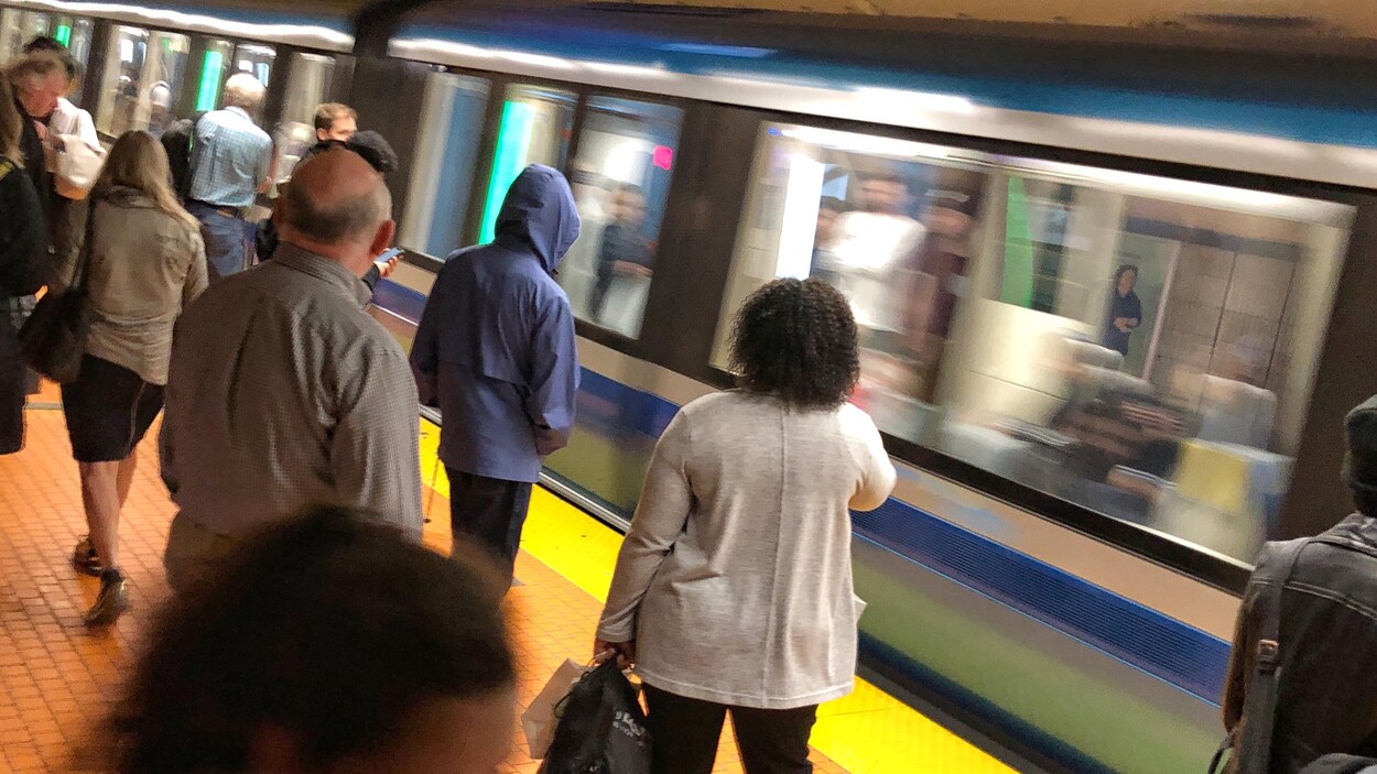 Des gens attendent le métro.