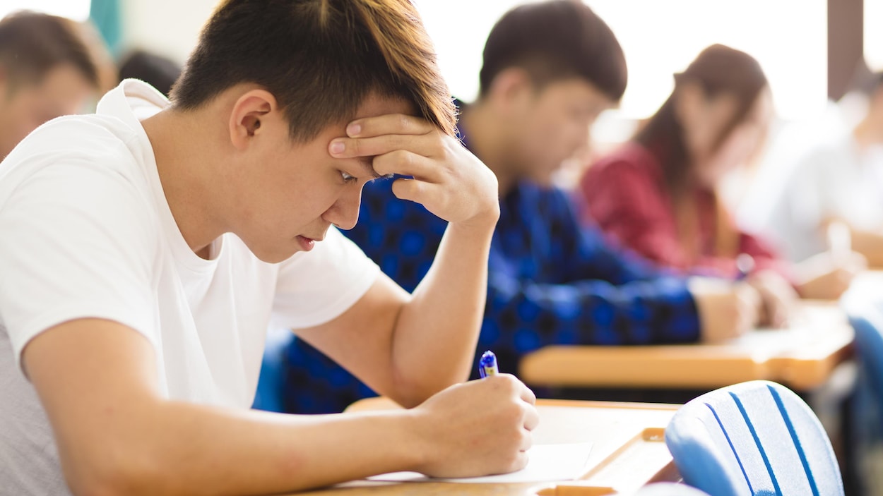 Un étudiant lors d'un examen.