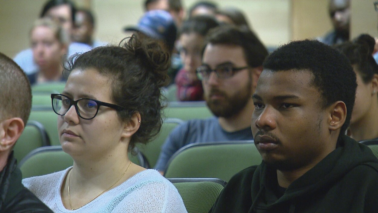 Des étudiants dans un auditorium.