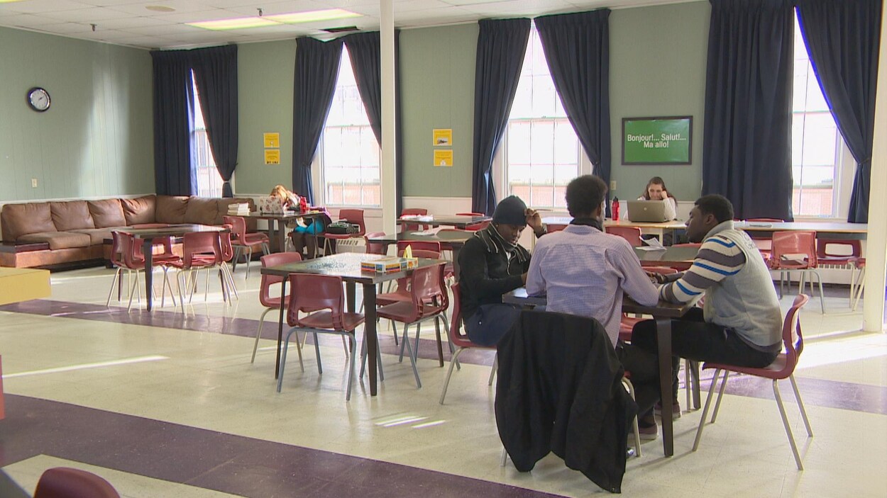 Des étudiants assis dans une salle d'étude.