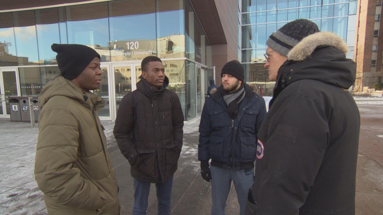Trois étudiants en génie électrique en entrevue avec le journaliste Gilles Taillon