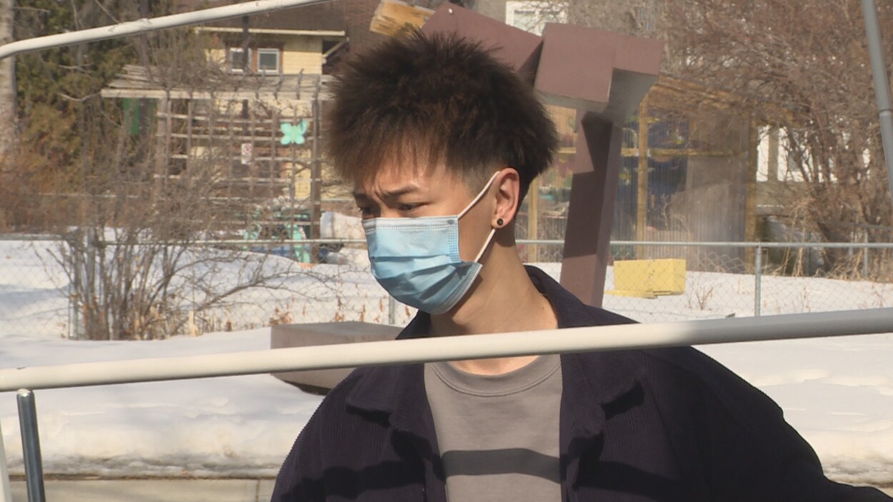Un étudiant déménage des affaires le lundi 23 mars près de l'Université de l'Alberta.