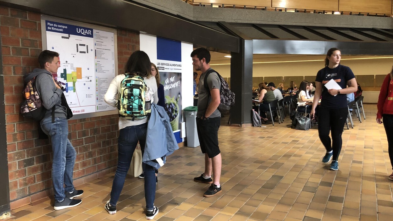 Des étudiants dans l'atrium de l'UQAR, à Rimouski.