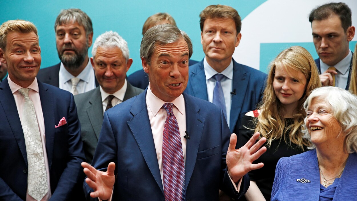 Nigel Farage en conférence de presse, avec les nouveaux membres de son parti.