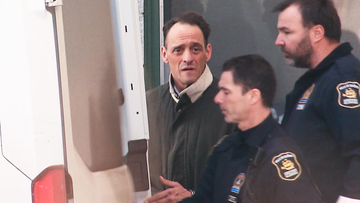 Eustachio Gallese à la sortie de la centrale de police Victoria, à Québec.