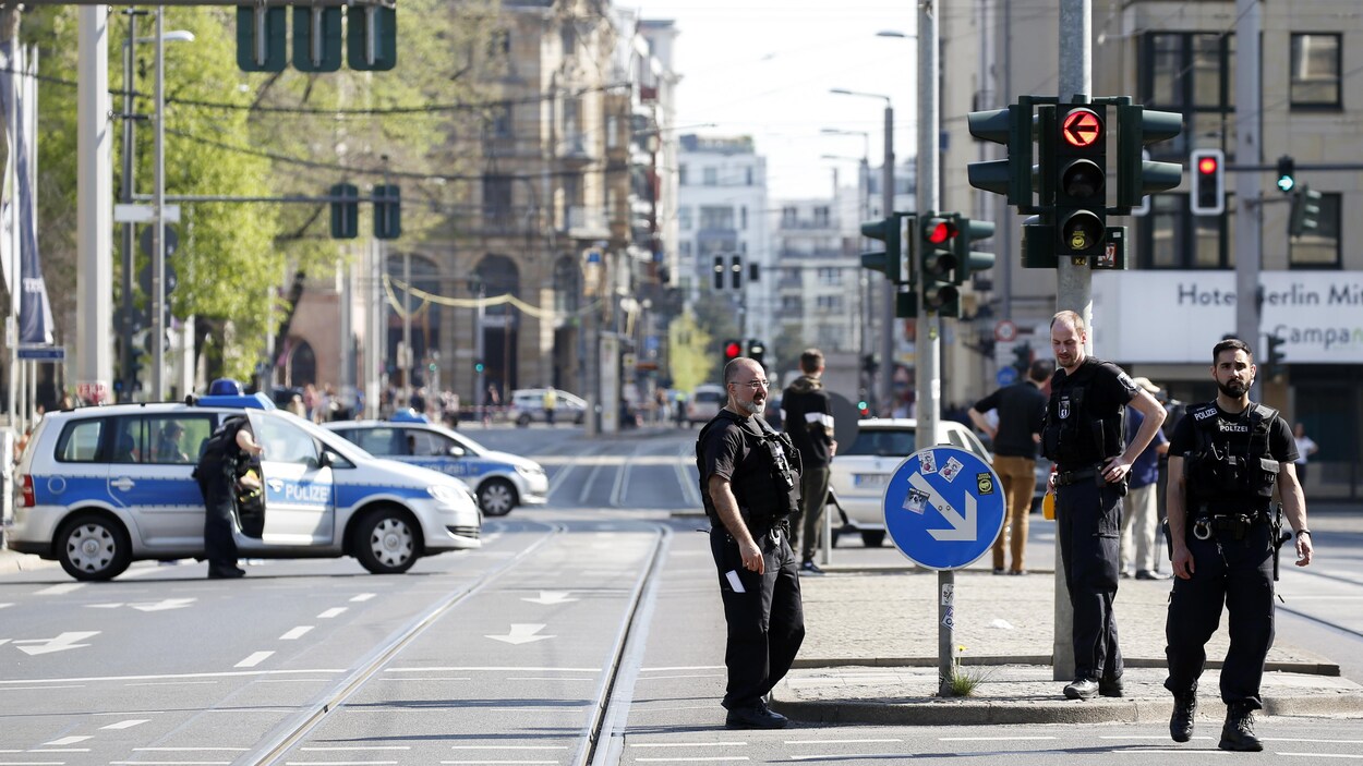 Des policiers dans la rue. Des policiers dans la rue.