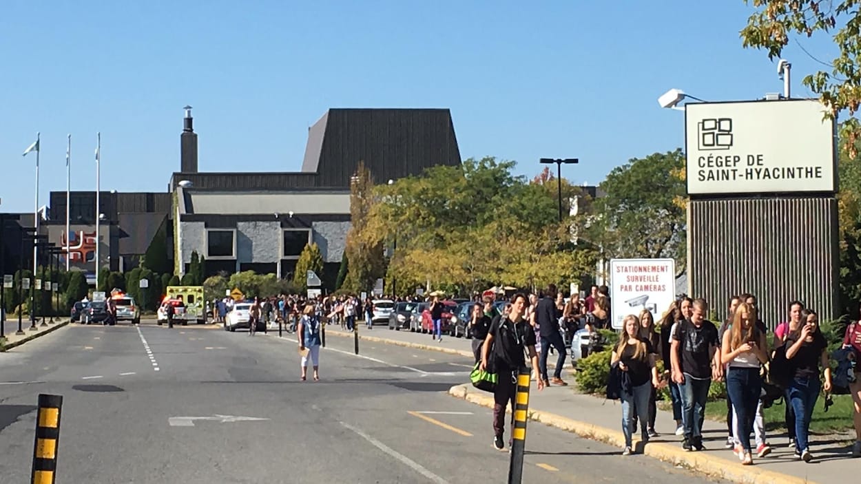 Évacuation au Cégep de SaintHyacinthe ICI.RadioCanada.ca