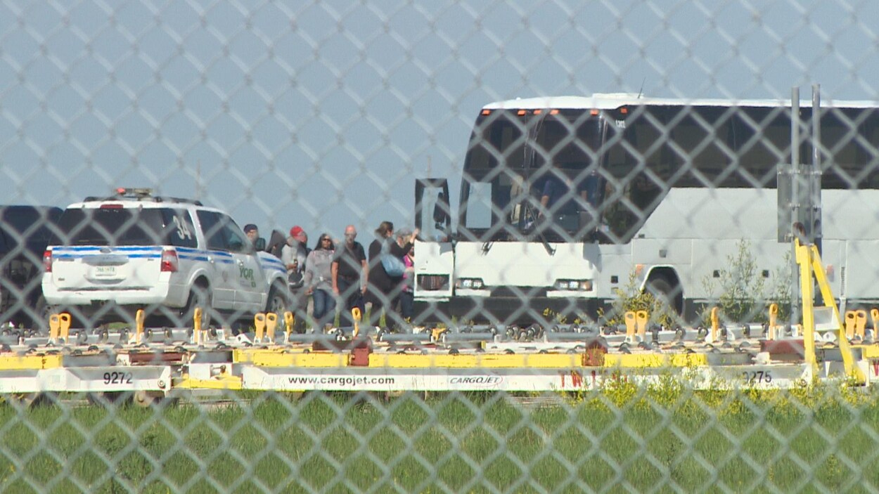 Des évacués embarquent dans un autocar.