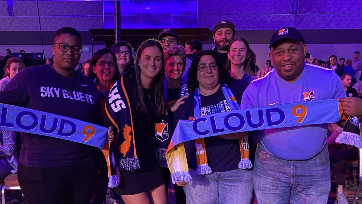 Évelyne Viens et des partisans du Sky Blue FC