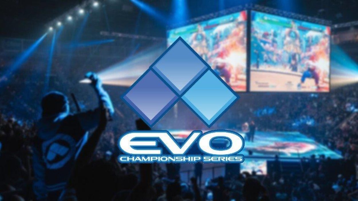 Le logo du tournoi EVO Championship Series, superposé sur une image de l'aréna où se tient la compétition, rempli de fans.