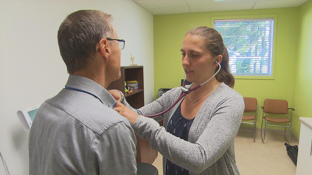 Dre Mélodie Bélanger procède à l'examen médical d'un patient.