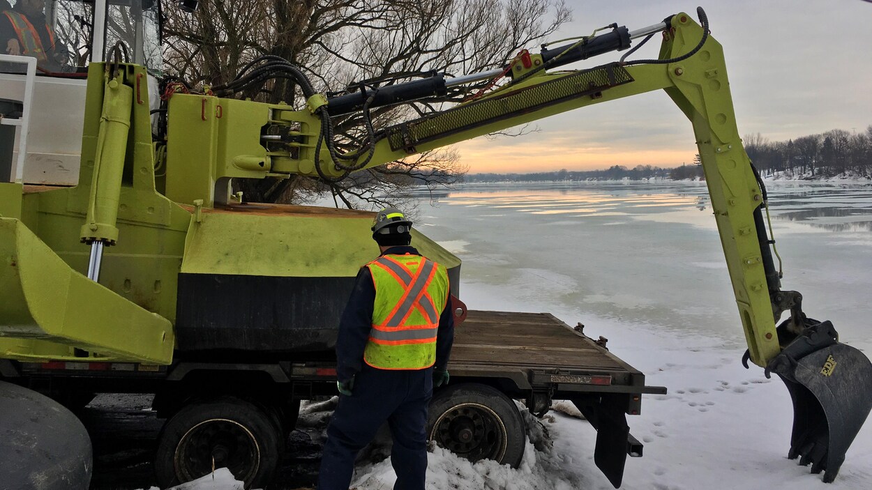L'excavatrice flottante est à l'oeuvre à Drummondville L'excavatrice flottante est à l'oeuvre à Drummondville