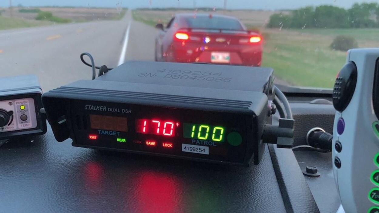 Un radar et une voiture.