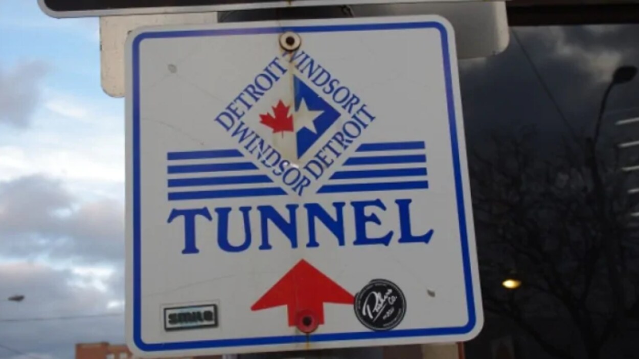 Un panneau de circulation du tunnel Windsor-Détroit
