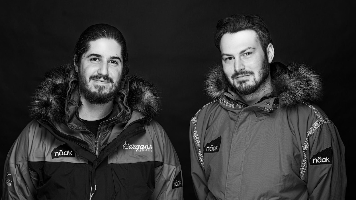 Portrait de Nicolas Roulx et Guillaume Moreau avec leurs manteaux d'expédition.