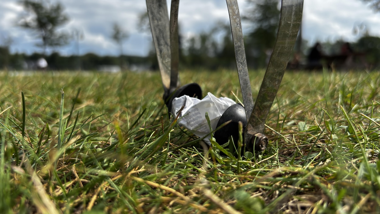 Corvée de nettoyage à Magog : des pneus et du plastique retirés de la nature