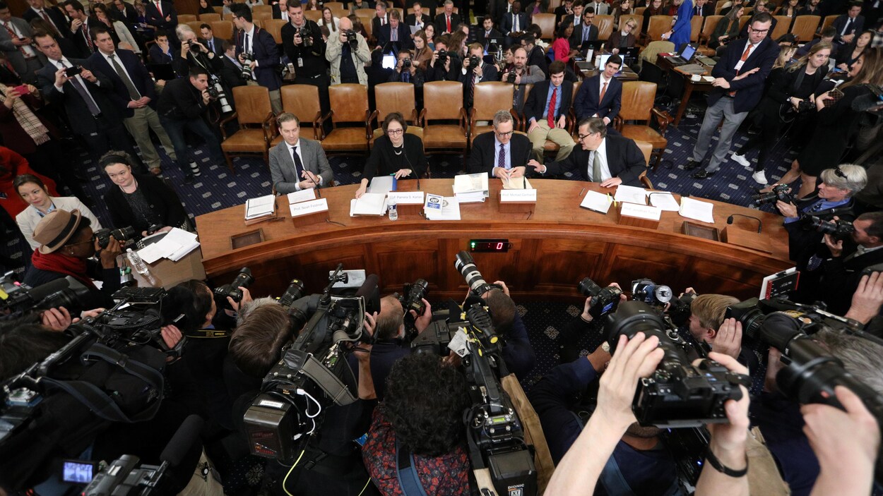 Noah Feldman, Pamela Karlan, Michael Gerhardt et Jonathan Turley sont assis devant les caméras des photographes et de plusieurs réseaux de télévision.
