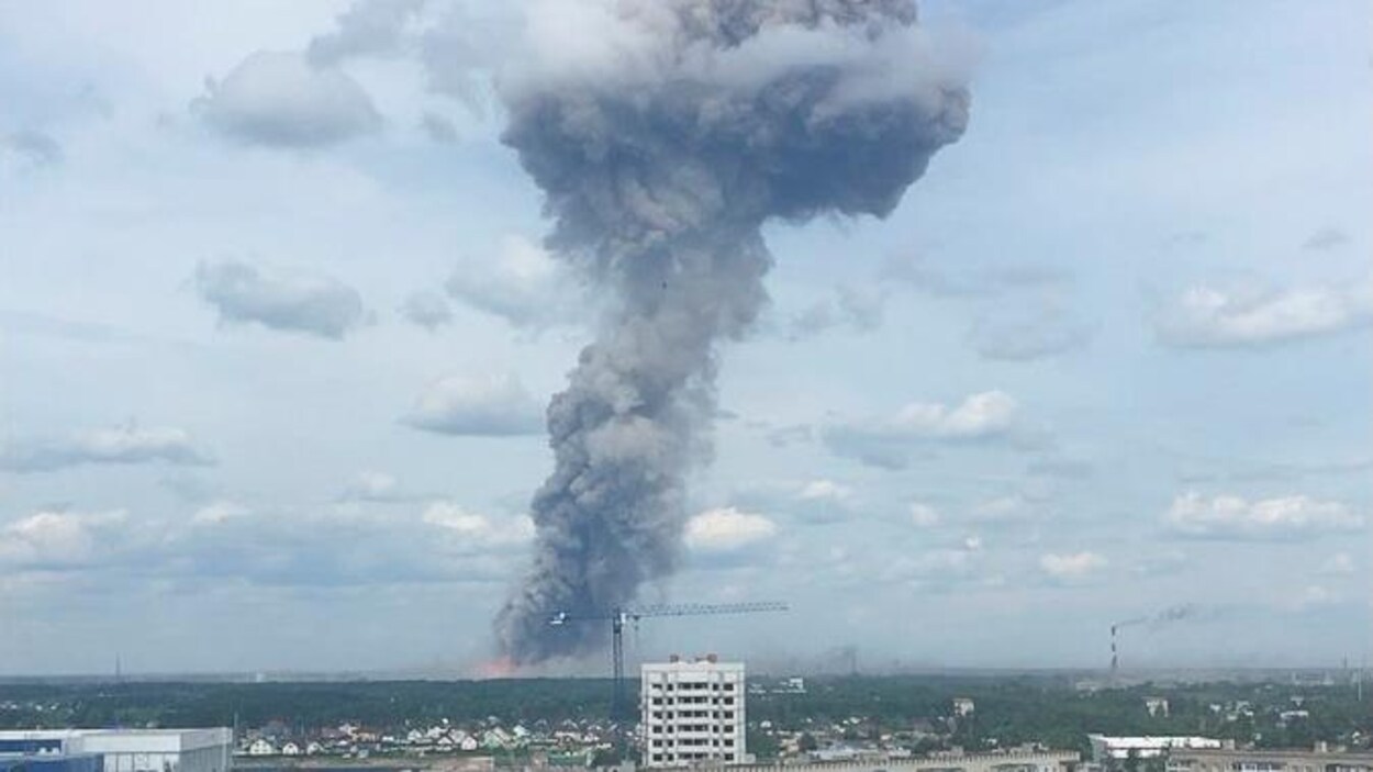 Une capture d’écran, montre de la fumée s'échappant du site d'explosion d'une usine d'explosifs dans la ville de Dzerjinsk.
